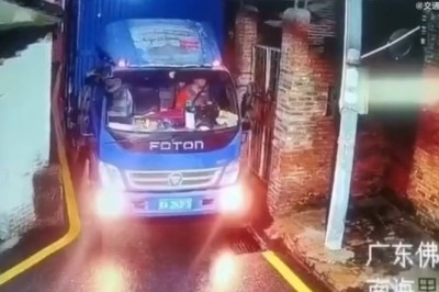 Brave Truck Driver Conquers Mighty Challenges on the Narrowest Road Ever!